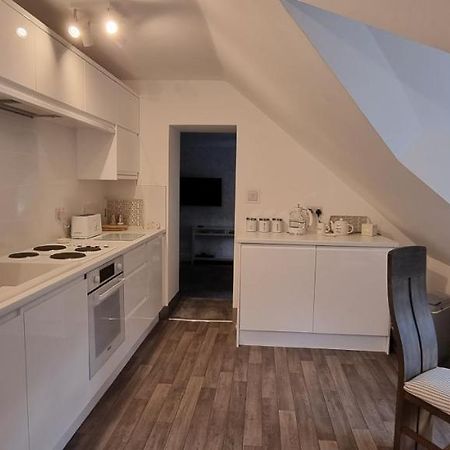 Modern And Spacious 2 Bedroom Apartment With Free Parking Llansantffraid Llansantffraid Glyn Ceiriog Kültér fotó