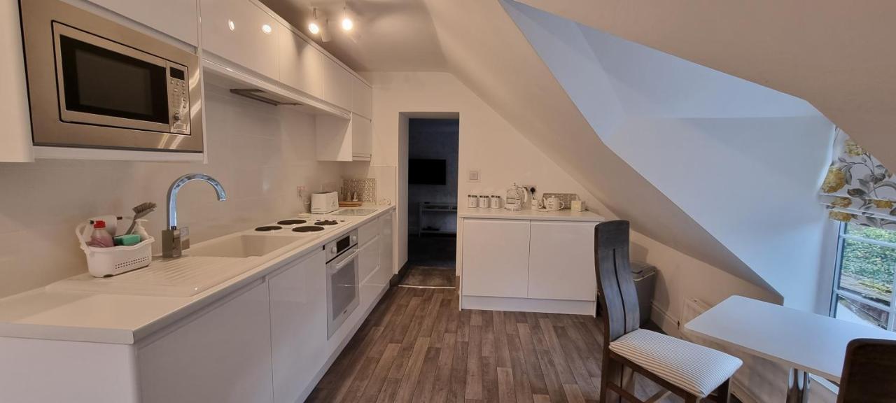 Modern And Spacious 2 Bedroom Apartment With Free Parking Llansantffraid Llansantffraid Glyn Ceiriog Kültér fotó