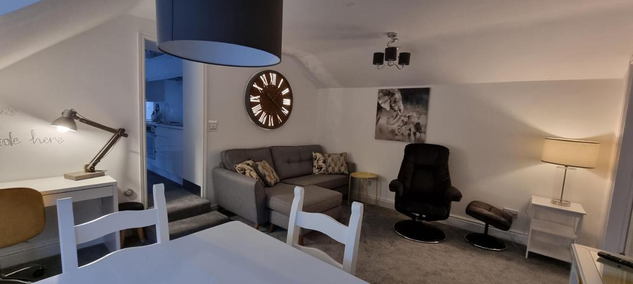 Modern And Spacious 2 Bedroom Apartment With Free Parking Llansantffraid Llansantffraid Glyn Ceiriog Kültér fotó