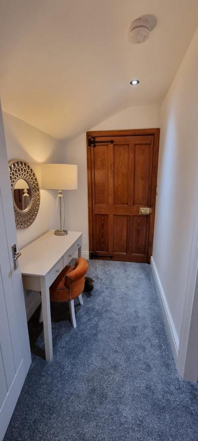 Modern And Spacious 2 Bedroom Apartment With Free Parking Llansantffraid Llansantffraid Glyn Ceiriog Kültér fotó