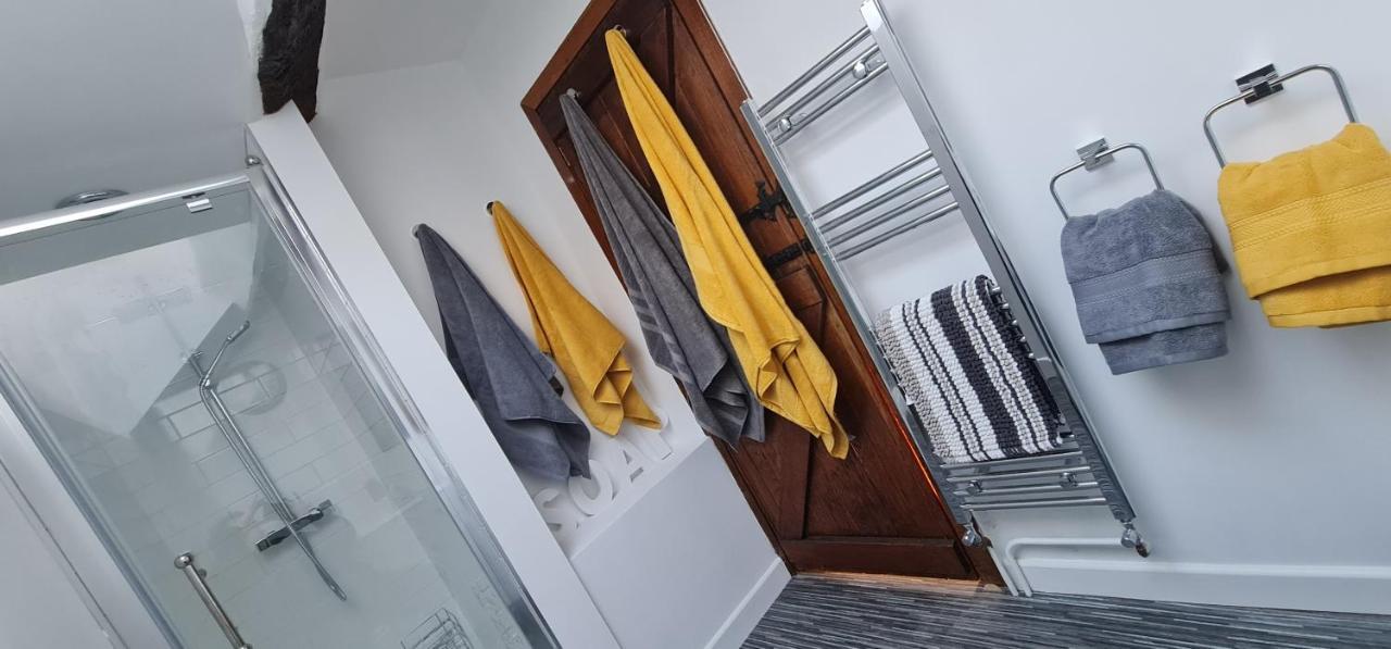 Modern And Spacious 2 Bedroom Apartment With Free Parking Llansantffraid Llansantffraid Glyn Ceiriog Kültér fotó
