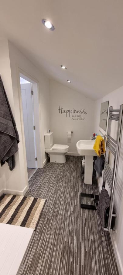Modern And Spacious 2 Bedroom Apartment With Free Parking Llansantffraid Llansantffraid Glyn Ceiriog Kültér fotó