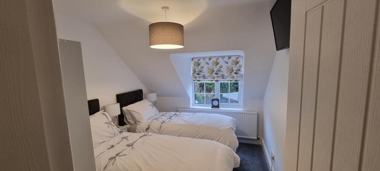 Modern And Spacious 2 Bedroom Apartment With Free Parking Llansantffraid Llansantffraid Glyn Ceiriog Kültér fotó