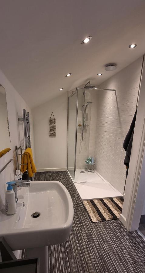 Modern And Spacious 2 Bedroom Apartment With Free Parking Llansantffraid Llansantffraid Glyn Ceiriog Kültér fotó