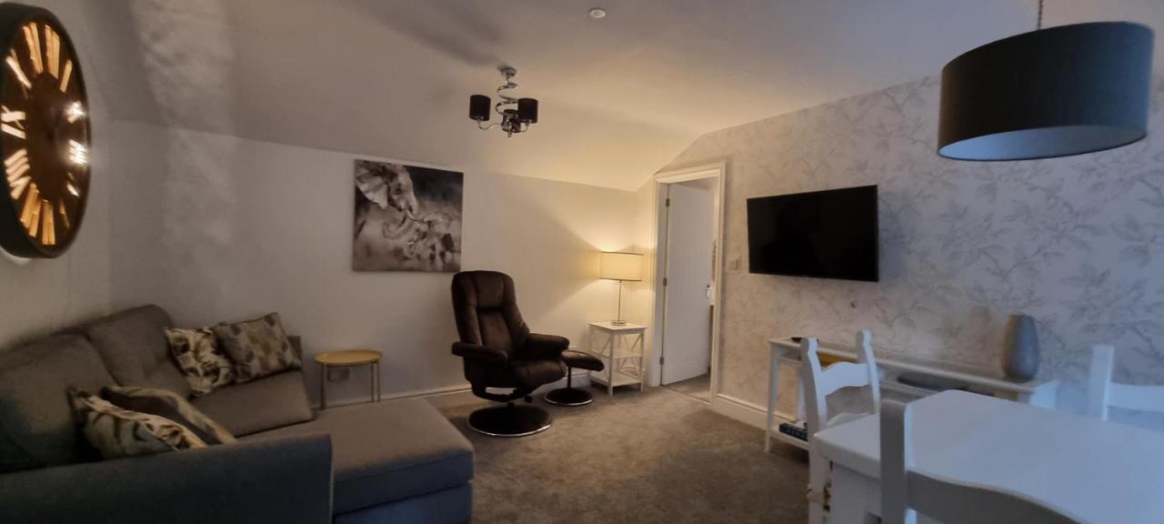 Modern And Spacious 2 Bedroom Apartment With Free Parking Llansantffraid Llansantffraid Glyn Ceiriog Kültér fotó