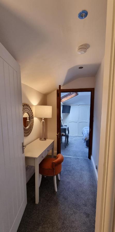 Modern And Spacious 2 Bedroom Apartment With Free Parking Llansantffraid Llansantffraid Glyn Ceiriog Kültér fotó